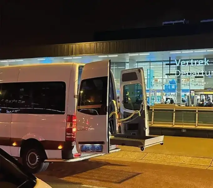 Rolstoelbus bij Schiphol voor reizigers uit Nijkerk